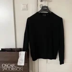 Säljer mycket snygg Oscar Jacobsson rundhals Ull-Kashmir valter tröja. Svart färg i storlek S. Kvitto finns!!!🔵 Köpt på NK för 1399kr använd fåtal gånger skick 8/10. Hör av kring frågor🤩