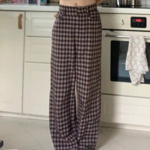Rutiga byxor - Raka byxor i storlek xs <3 skriv gärna vid frågor och kolla gärna in min profil, säljer många kjolar ☺️💕
