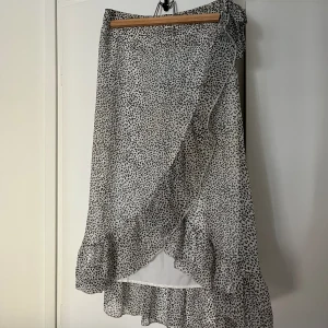 Omlottkjol Vero Moda - Omlottkjol i använt skick från Vero Moda!