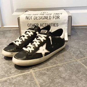 Golden goose  - Tjena säljer nu mina sjukt snygga skor ifrån, Golden goose. Skorna är i bra skick 8/10. Och är i storlek 43. Allt og finns. Har ni frågor eller funderingar hör av er!.