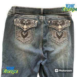 Jätte finna bootcut jeans som påminner mig om miss me💙Midja 37 cm, längd 100 cm, Inrebenslängd 75 cm, benöpning 20 cm💙Mycket bra kondition💙Priset kan diskuteras💙