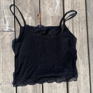 Spets linne - Vanligt basic linne med fina spets detaljer funkar bra till alla sorts outfits🫶