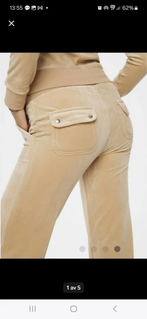 Juicy couture - Ett par helt nya aldrig använda  juicy Couture byxor  I färgen Nomad  Model: del ray pant straight leg pockets  Nypris 1200kr säljer pga fel storlek.