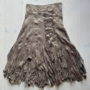 Jättefin kjol som tyvärr blivit för liten för mig. Köpt second hand och är i bra skick förutom att den blir lite nopprig. Inget man tänker på och gick lätt bort med noppbortagare! 🪷  100% Polyester