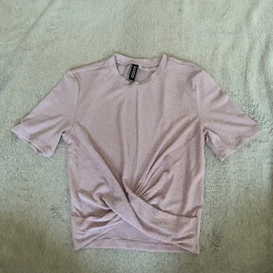 Topp - Ljus lila topp från H&M Divided Storlek XS 🎀