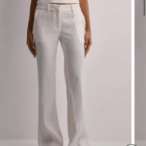 Linne byxor - Lågmidjade linnebyxor från Nelly, passar dig som är lång!! Aldrig använt och lappen finns kvar☺️