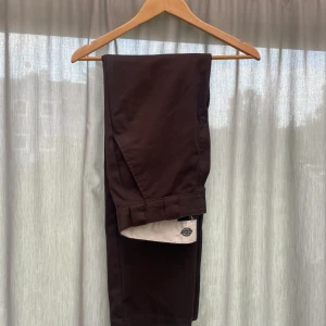Dickies kostymbyxor  - Kostymbyxor från dickies, använd endast fåtal gånger så väldigt bra skick, inga skador eller så. Passar s och m skulle jag säga☺️