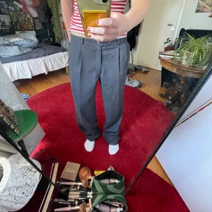 Kostymbyxor  - Snygga grå ”skräddarsydda” kostymbyxor! Bra kvalitet, bra skick🥰 meddela vid funderingar! Midjemått- 92cm  Innerbenslängd- 85cm