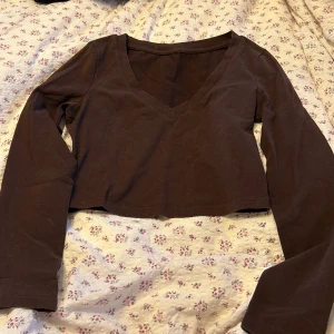 Långärmad  - Långärmad cropad topp. Aldrig använd