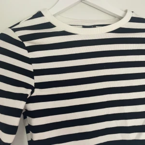 Gina tröja  - Säljer denna tröjan från Gina tricot i storlek S, aldrig använd. Säljer för 80kr