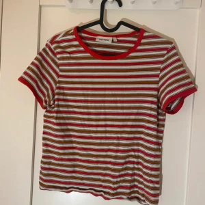 randig t-shirt  - För fler bilder eller andra frågor så skriv💗 skickar inom 2 dagar!