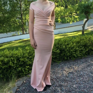 Goddiva Långklänning puderrosa - Långklänning från goddiva i storlek 36 i puderrosa. Använt endast en gång. 