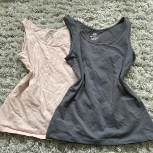 Baby rosa och ljusgrått linne💕 - Jättefint linne från H&M i ljusgrå och ljusrosa. Jag säljer då jag inte gillar passformen på mig. Använd fåtal gånger. Köp en för 20kr eller båda för 30kr ❤️ Inga returer och köparen står för frakten. Tryck gärna på ”köp”❤️