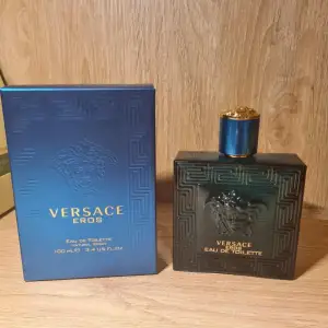 Fräsch parfym från Versace, aldrig använd. 