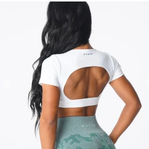 nvgtn topp  - Nvgtn topp med öppen rygg. Köpt på plick men var för liten. Använd 1-2 ggr 