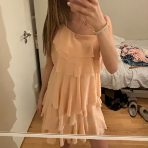 Super söt volangklänning🌸 - Supersöt enaxlad volang klänning som är perfekt till skolavslutning!🩷obs insydd där bak men inget man tänker på