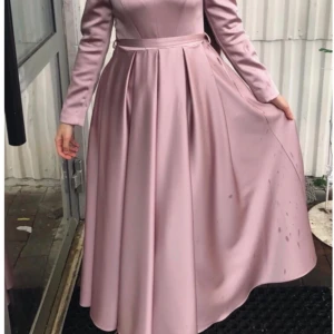 Rosa festklänning långärmad  - Endast använd en gång, superfint skick. Regnade på första bilden, därför  det ser fläckigt ut 