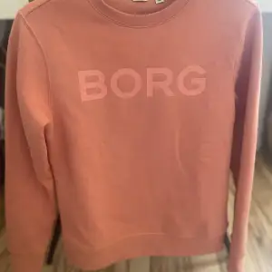 Säljer en jätte fin rosa tröja ifrån Björn Borg i storlek xs, har använt en gång och den är jätte skön och ha på sig som ny också. Jätte skön till sommaren, pris kan diskuteras💕