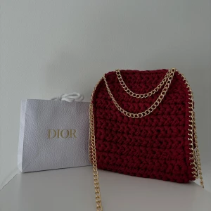 Vinröd väska  - Vinröd väska i modellen CINDERELLA❤️ 