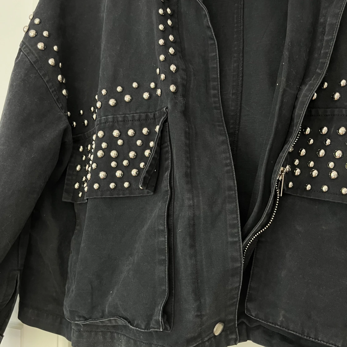 Svart jeansjacka med silverdetaljer - 91