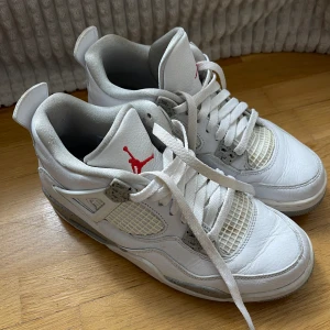 Air Jordan 4 Oreo |  - Säljer Air Jordan 4 Oreo, storlek 40. Köpta sommaren 2022 från Take Off CPH eller Restocks, äkta men utan låda. Använda en sommar, bra skick men behöver tvättas. Köptes för ca 6500 kr, säljer för 1200 kr. Pris kan diskuteras vid snabb affär!!!!!!! 