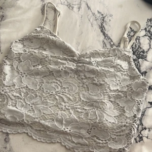 Vit top med vita blommor  - Xxs anvönt några gånger 