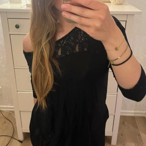  Trekvartsärmad tröja med spets  - Jag säljer en trekvartsärmad svart tröja med lite spets upptill. Tröjan är i bra skick! Personligen tycker om att ha den lite off shoulder i och med att den är lite större i storleken🥰🥰Jag skulle dock  säga att tröjan är mer åt M än L i storleken🤩