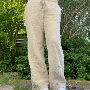 Beiga linne byxor - Orginal pris är ca 400 kr. MIT pris går såklart att diskuteras. Väldigt bra skick men så klart använda en del men inga fläckar eller hål!