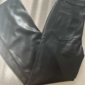 Svarta skinnbyxor - Aldrig använda, endast provade. Passar mig som vanligt har 36. Nypris 599kr. 