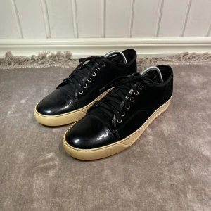 Lanvins - Säljer dessa riktigt snygga lanvin cap toe skorna. Skick 9/10. Storlek: uk6 (motsvarar ca 41). Tveka inte på att höra av er vid intresse!