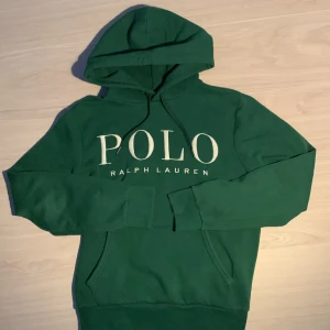 ralph lauren hoodie - Säljer en väldigt eftertraktad Ralph lauren hoodie i mörkgrön som är slutsåld & inte tillverkas längre. Endast testad!!⭐️  Storlek S  Nypris 2200 