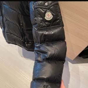 Moncler Maya Zin Giubotto  - Säljer min Moncler Maya Zin Giubotto i strl 2 som motsvarar S,M. Köpt från Vongrevencloset.se och endast använd en vinter i min ägo. CLG-kod/Äktenhetsbevis finns i jackan. Den har tyvärr slitningar på ärmarna som syns bilderna därav priset. Ny 13900