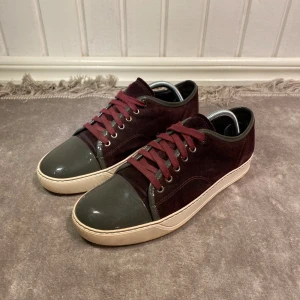 Lanvins - Säljer dessa sjukt snygga lanvin cap toe skorna i färgen vinröd. Skick: 9/10. Storlek: uk6 (passar ca 41). Tveka inte på att höra av er vid intresse!