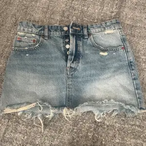 Säljer min jätte fina zara jeans kjol i storlek xs köptes för 399 aldrig använd