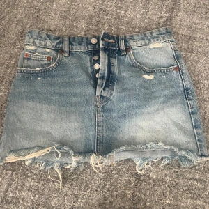 Zara jeanskjol - Säljer min jätte fina zara jeans kjol i storlek xs köptes för 399 aldrig använd