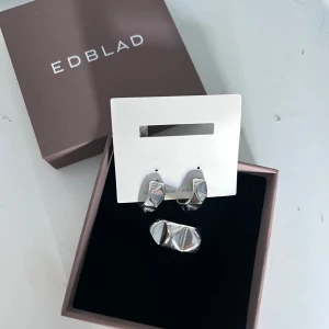 Edblad - Säljer dessa örongången och matchande ring pga att de inte kommer till användning. Ringen har använts en del men köptes för inge alls länge sen, öronhängen endast några fåtal ggr!