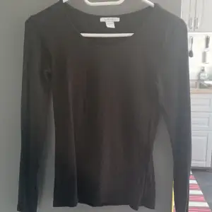 Säljer nu en jätte fina svarta tröjan för 100kr+frakt fråga gärna om flera bild om du vill❤