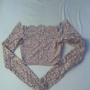 Spetströja - Säljer min spetströja då det inte är min stil riktigt. Använd en gång och är i fint skick.