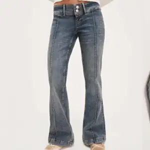 ‼️Bild tagen från Monkis hemsida, inte samma färg, SE FÄRG PÅ BILD 2 o 3‼️ Säljer mina superfina lågmidjade jeans från Monki🫶🏼 De har tyvärr blivit för små för mig, därav säljer jag dem!🛍️  Originalpris 500kr