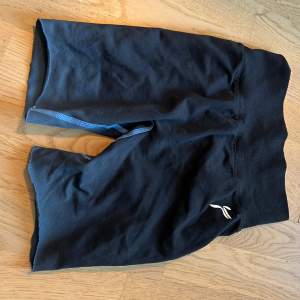 Träningstights klippta till shorts. I ombee färg (blir lite blå mot benen) i storlek m. Från FAMME (nypris 400-500)