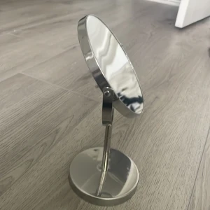Liten spegel - Hej! Säljer nu min lilla spegel som har 2 sidor o en insomad sida då jag köpt en annan