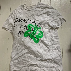 graphic tre weekday - otroligt skrynklig för den har legat vikt 🥹