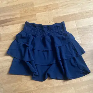 Jätte fin mörkblå Vero Moda kjol. Storlek M. Köparen står för frakt men priset kan såklart diskuteras vid snabb affär ❤️🫶🏻