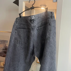 Hope rush denim jeans - Tja!   Säljer ett par hope jeans, i mitt tycke bland de fetaste som finns på marknaden idag.   Storlek 32.  Hope rush denim mid grey stone 2 2023 modellen.   Nypris 2300:-  köpta från Åhléns.  
