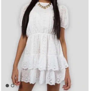 Vit klänning  - En jätte fin vit klänning aldrig använd av mig. Säljer pga för liten. Passar perfekt till student, konfirmation, skolavslutning. Köparen står för frakten.