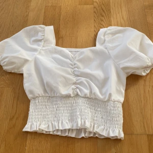 Säljer denna toppen💛💛 - Priset kan diskuteras. Använt 2 gånger och den ser helt ny ut😍😍