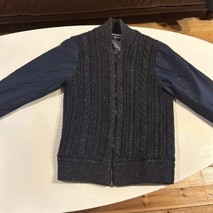 Kofta, tröja - Mått: 152 i använd skick men fortfarande ren, utan skada. 