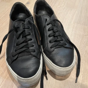 Sneakers skinn - Äkta skinn sneakers i skinn från Rizzo. Fint skick, sparsamt använda. Storlek 36