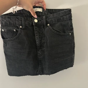 Kort jeans kjol - Super söt jeans kjol som jag haft länge men aldrig använt. Har gjort den lite kortare sj dessutom❤️