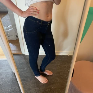 Äkta freddybyxor wr up mörkblå  - Äkta sparsamt använda Freddy byxor i snyggt jeansblå färg, dem sitter Inge bra på mig därför är jag beredd att sälja dessa! Strl. 36 
